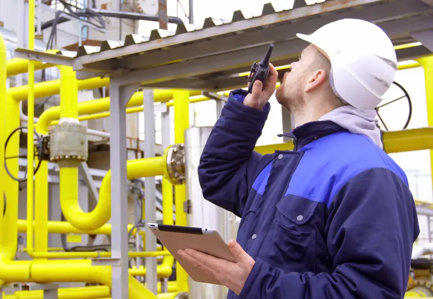 A realização de testes conduzidos por profissional habilitado permite identificar vazamentos e prevenir riscos associados ao uso do gás.